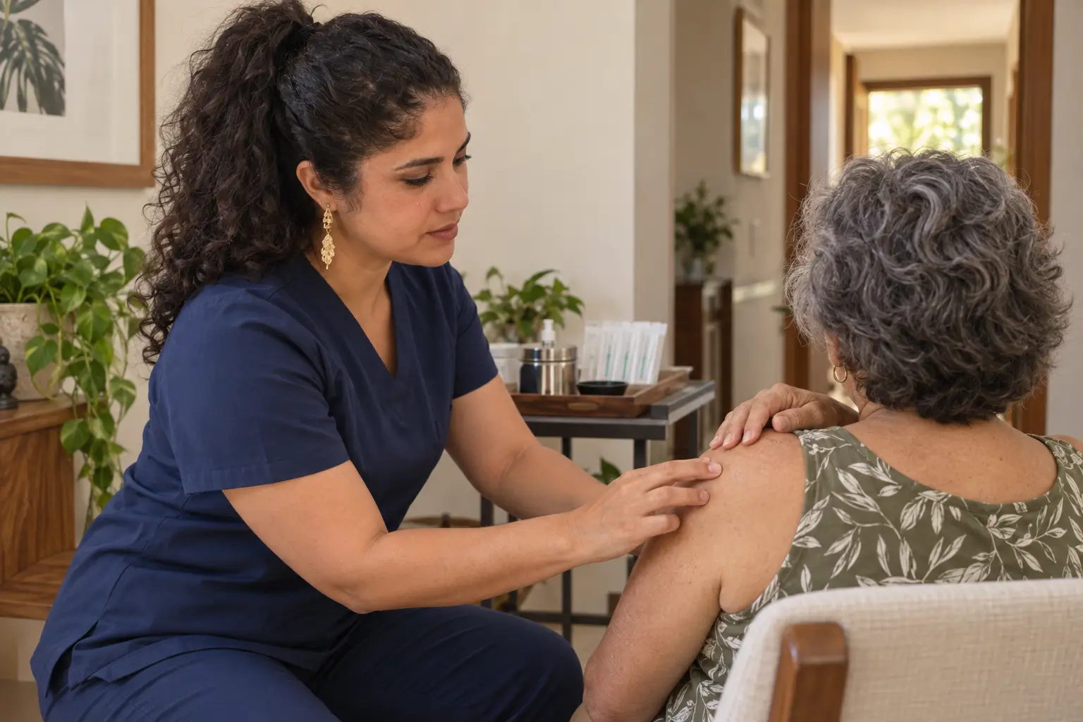 Dra. Erika Kishimoto realizando sessão de acupuntura domiciliar