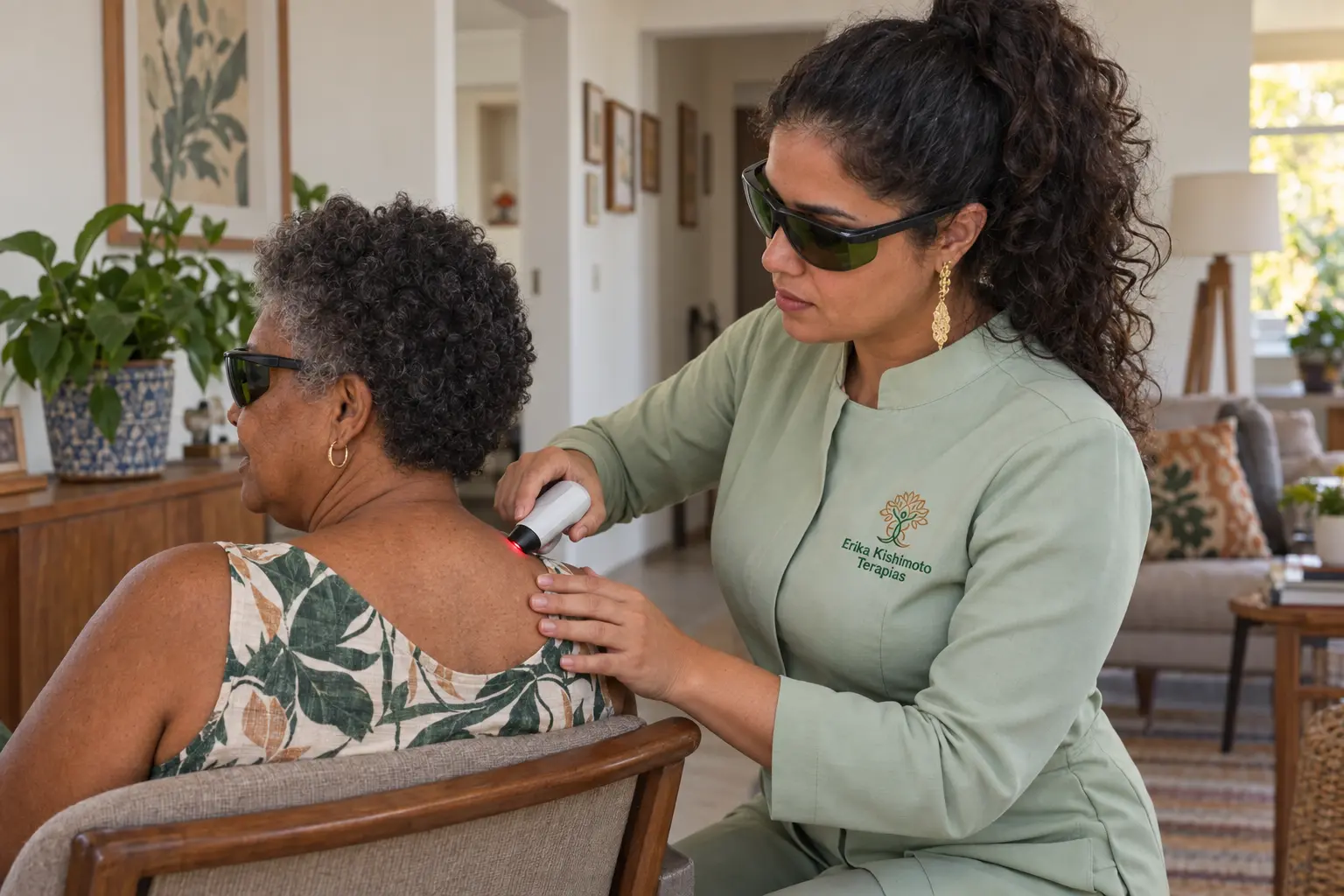 Dra. Erika realizando aplicação de laserterapia em casa